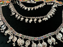Cargar imagen en el visor de la galería, CINTO FAJILLA KUCHI TEXTIL CON CADENAS COLGANTES
