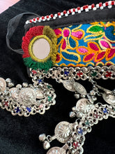 Cargar imagen en el visor de la galería, CINTO FAJILLA KUCHI TEXTIL CON CADENAS COLGANTES