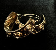 Cargar imagen en el visor de la galería, ARETES KUCHI CON TRABAJO DE RELIEVE TIPO CÚPULAS