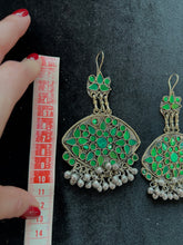 Cargar imagen en el visor de la galería, ARETES ARTESANALES INSPO KUCHI VERDES